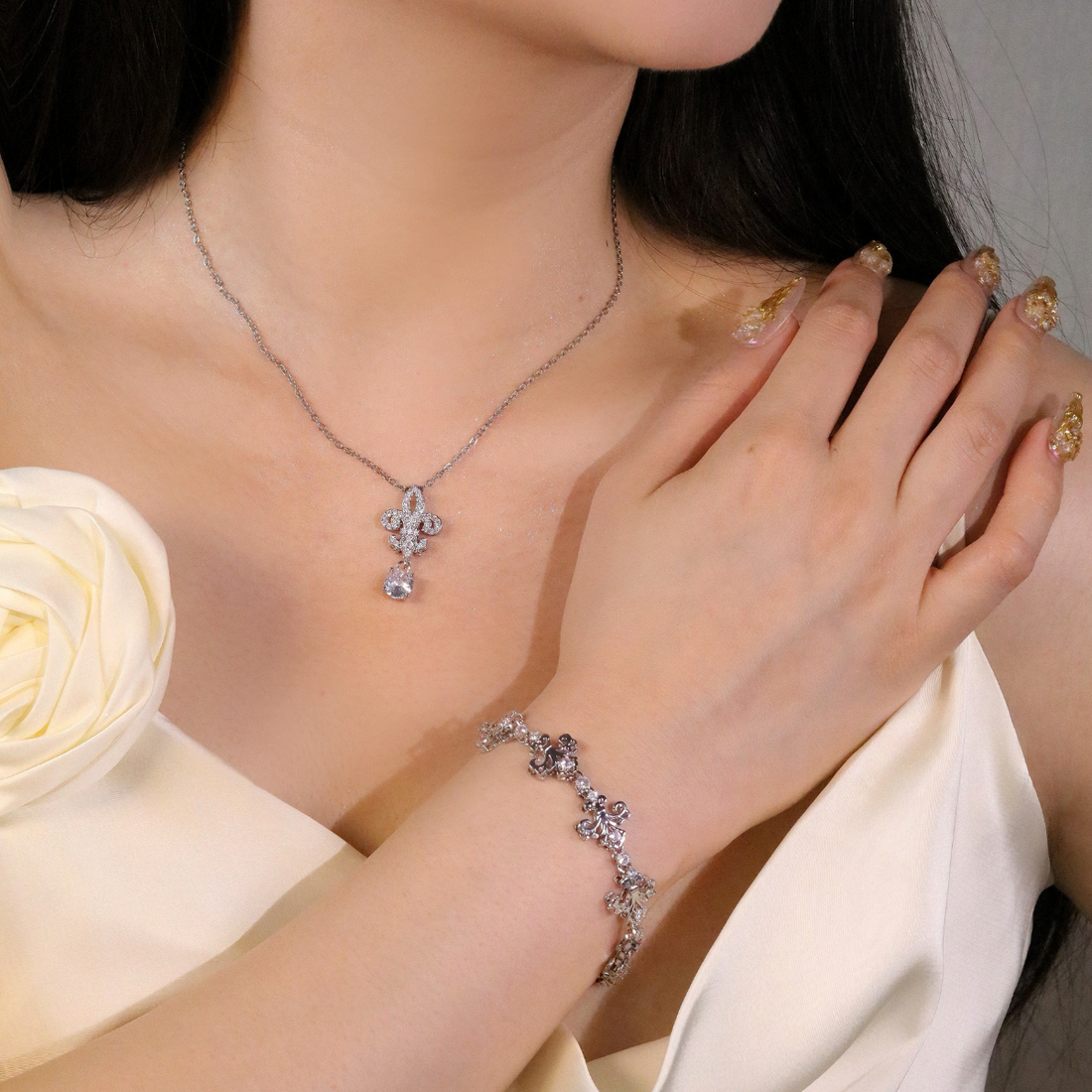 Vintage Fleur-de-Lis Gemstone Necklace